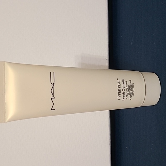 MAC Hyper Real Fresh Canvas Cream to Foam Cleanser 4.2 fl oz  NEW IN BOX - Picture 2 of 8